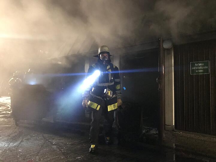 Die Flammen schlugen aus dem Müllhaus und griffen auf das Dach über.