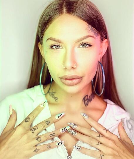 Machte mit frecher Zunge und dicker Lippe bei DSDS auf sich aufmerksam und später mit einem Sextape: Antonia "Toni" Komljen. Mal sehen, wie sie sich im Dschungelcamp schlägt.
