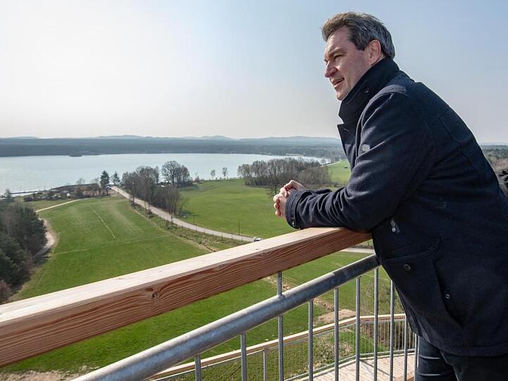 Markus Söder steht auf einer Aussichtsplattform am Steinberger See. Foto: Armin Weigel/dpa/Archivbild