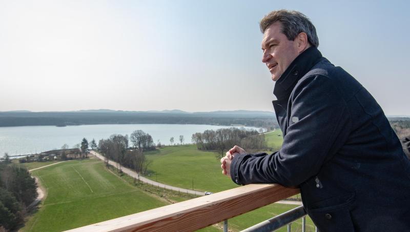 Markus Söder steht auf einer Aussichtsplattform am Steinberger See. Foto: Armin Weigel/dpa/Archivbild Markus Söder steht auf einer Aussichtsplattform am Steinberger See. Foto: Armin Weigel/dpa/Archivbild