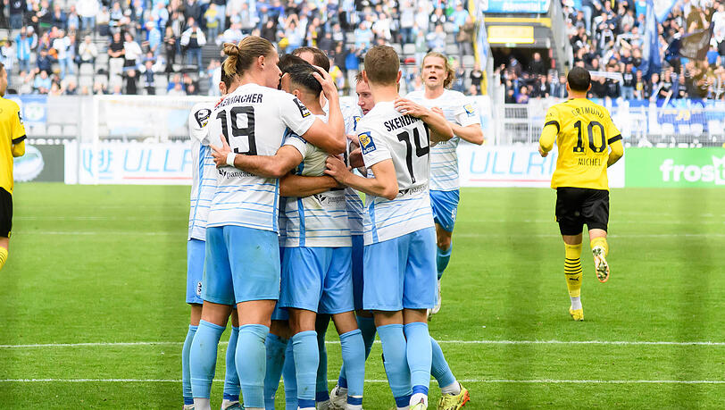 Die Löwen jubeln nach dem Treffer durch Albion Vrenezi.