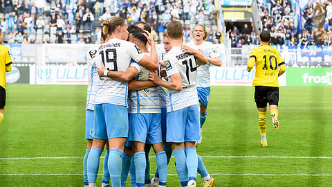 Die Löwen jubeln nach dem Treffer durch Albion Vrenezi.
