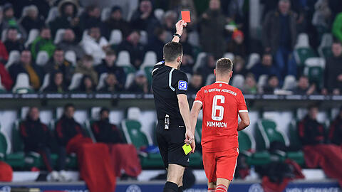 Joshua Kimmich sah gegen den VfL Wolfsburg in der 54. Minute die Gelb-Rote Karte.