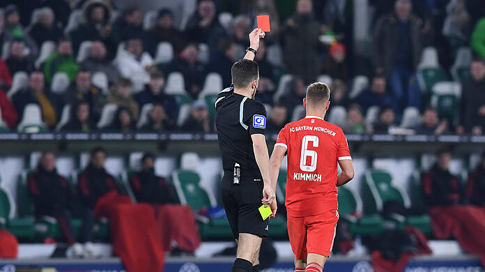 Joshua Kimmich sah gegen den VfL Wolfsburg in der 54. Minute die Gelb-Rote Karte.