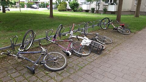 In der Perlacher Straße wurde in der Nacht auf Samstag zahlreiche abgestellte Fahrräder mutwillig niedergetreten und teils stark beschädigt.
