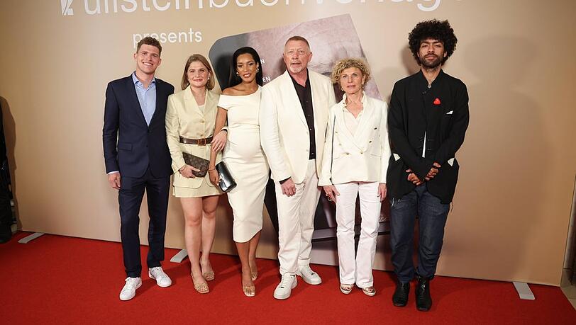 Boris Becker (3.v.r.) mit Neffe, Nichte, Ehefrau, Schwester und Sohn auf dem roten Teppich.
