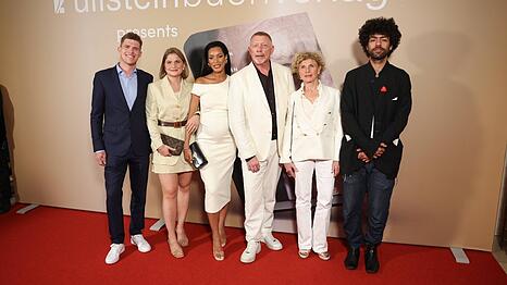 Boris Becker (3.v.r.) mit Neffe, Nichte, Ehefrau, Schwester und Sohn auf dem roten Teppich.