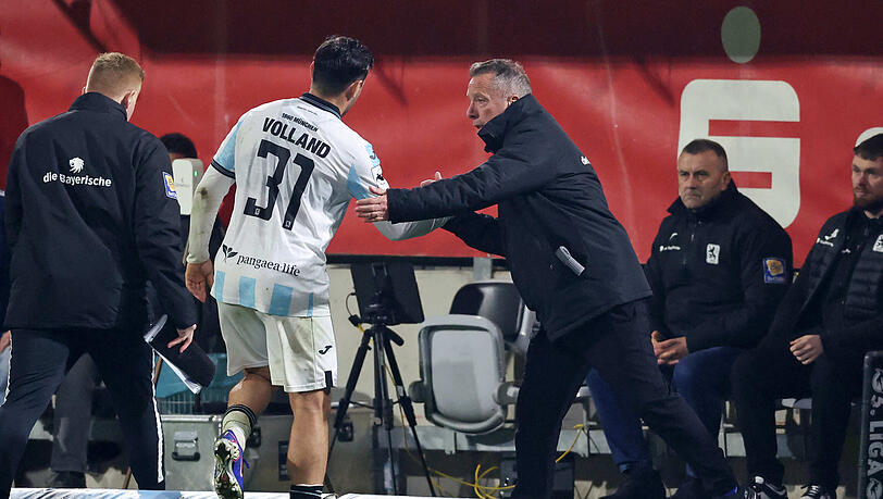"Von au&szlig;en betrachtet, habe ich das im Sommer schon anders gesehen", sagt 1860-Trainer Markus Kauczinski (r.) &uuml;ber den Hype, der vor der Saison um Kevin Volland (l.) und Florian Niederlechner entstanden war.