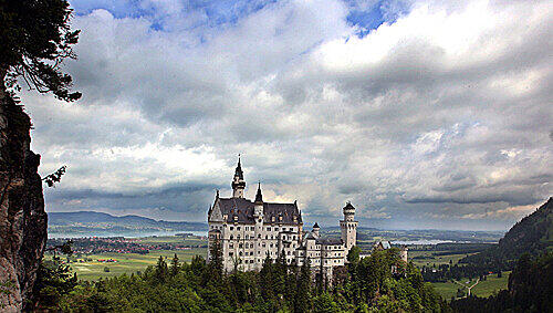Das beliebteste Ausflugsziel in Bayern: 1,3 Millionen Besucher zog es 2008 zum Schloss Neuschwanstein. Das beliebteste Ausflugsziel in Bayern: 1,3 Millionen Besucher zog es 2008 zum Schloss Neuschwanstein.