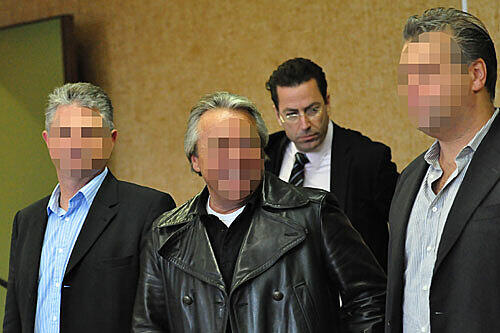 Freispruch für die Pascha-Betreiber (v.l.): Leonhard E., Hermann M. und Roger W. Dahinter Anwalt Bernhard Knies.