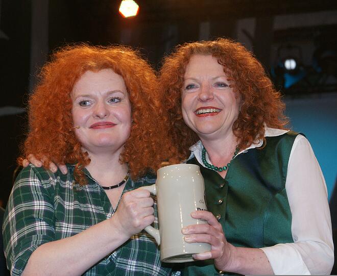Grünen-Politikerin Margarete Bause (l.) und ihre Darstellerin Margret Völker.