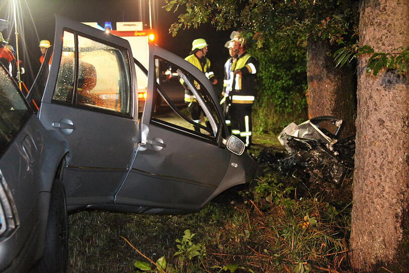 Ein 33-Jähriger ist in Unterreith bei Mühldorf mit seinem Wagen aus einer Kurve geflogen und gegen einen Baum geprallt. Der Fahrer war sofort tot. Am Unfallort wurde eine Bierflasche gefunden, die offenbar aus dem Auto geschleudert worden war. Die Bilder...