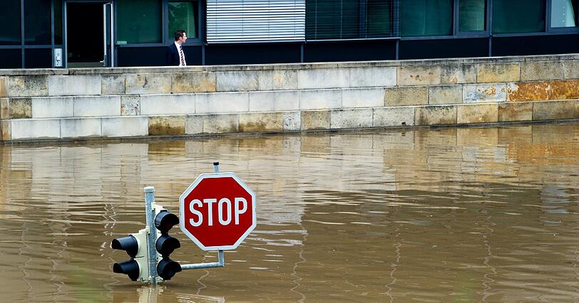 Hochwasser in Dresden: Die Elbe tritt über die Ufer.