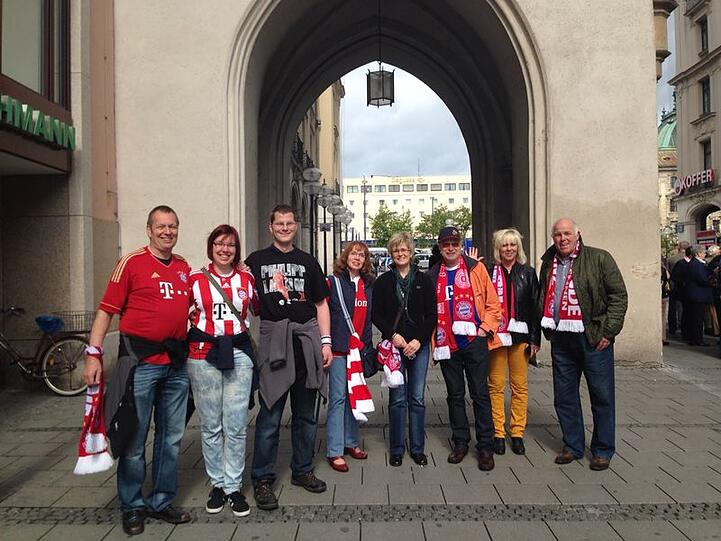 Die ersten Bayern-Fans sind schon am Vormittag voller Vorfreude am Marienplatz!