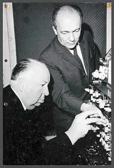 Alfred Hitchcock (l.) und Musik-Pionier Oskar Sala bei den Arbeiten zum Soundtrack für "Die Vögel".