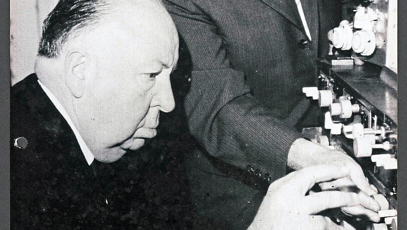 Alfred Hitchcock bei den Arbeiten zum Soundtrack für "Die Vögel". (Archivbild)