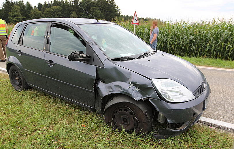Beim Versuch dem entgegenkommenden Auto auszuweichen, touchierte der Motorradfahrer das Auto, stürzte in ein Maisfeld und verletzte sich schwer.