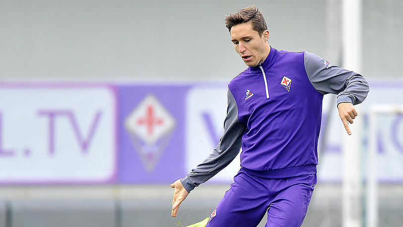 6. FEDERICO CHIESA (19 Jahre/Italien/AC Florenz): Der Sohn des Ex-Nationalspielers Enrico Chiesa kam vergangene Saison auf 27 Spiele und drei Tore für den AC Florenz - mit gerade 19 Jahren. "Mit seiner Energie und seinem Enthusiasmus hat er unser aller Herzen erobert. Federico spielt mit einer kindlichen Freude", sagt Fiorentina-Trainer Paulo Sousa über den Stürmer. Chiesa trägt bei der Fiorentina die Nummer 25, so wie einst sein Vater. Der sagt: "Vergleiche mit mir? Federico ist erst 19, lasst ihm doch noch ein bisschen Zeit."