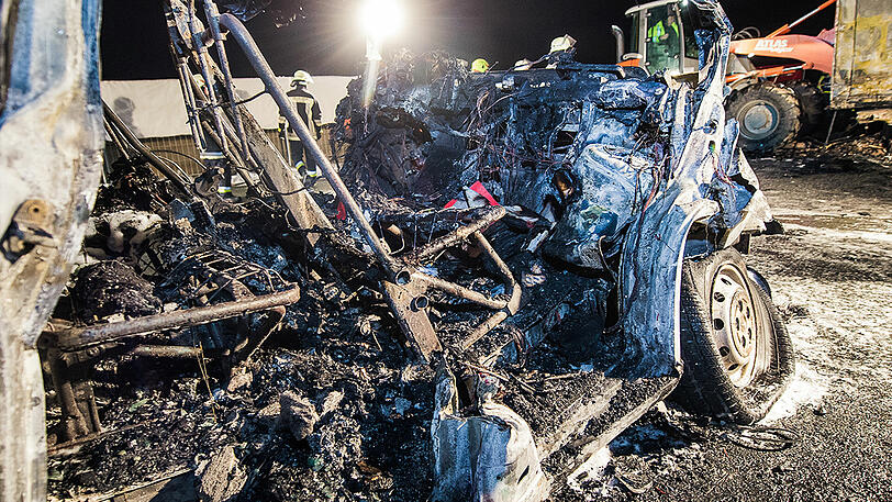 Im Kleinlaster verbrennen zwei Menschen nach dem Auffahrufall auf der A6. Die Bilder der Nacht.