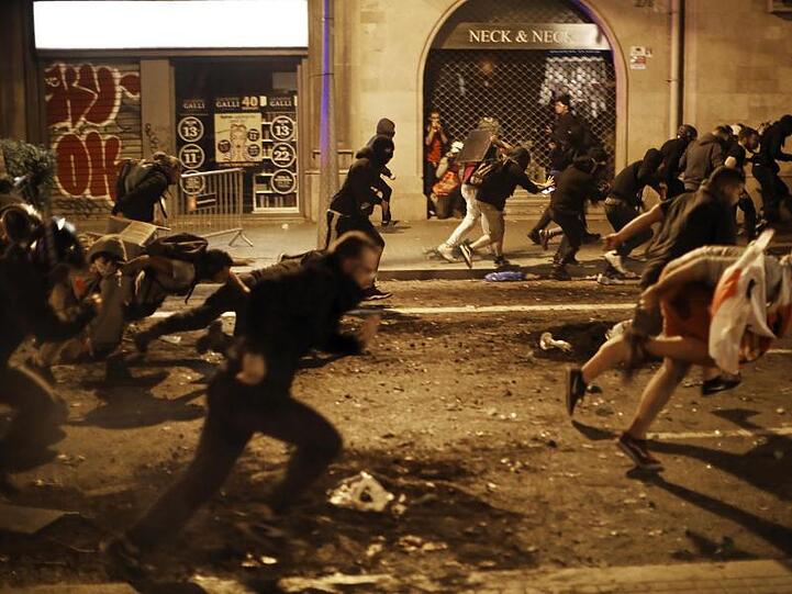 Demonstranten fliehen vor Polizisten.