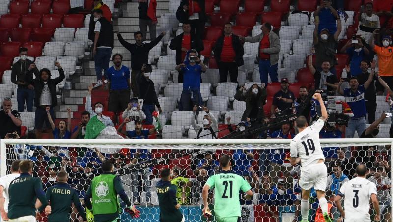 Die Italiener feiern nach dem Halbfinaleinzug mit ihren Fans.