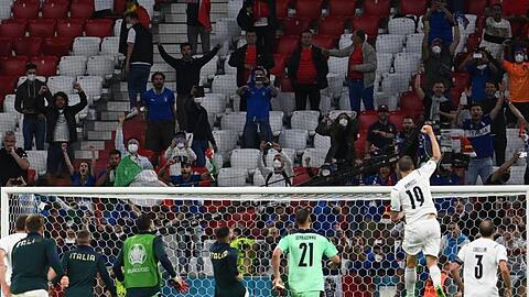 Die Italiener feiern nach dem Halbfinaleinzug mit ihren Fans.