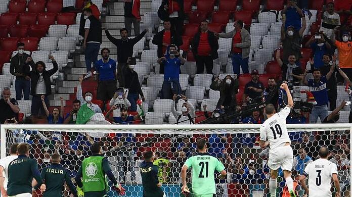 Die Italiener feiern nach dem Halbfinaleinzug mit ihren Fans.