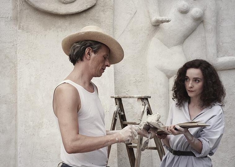 Leonora Carrington (Olivia Vinall) und Max Ernst (Alexander Scheer) verbindet die Kunst und die Liebe.