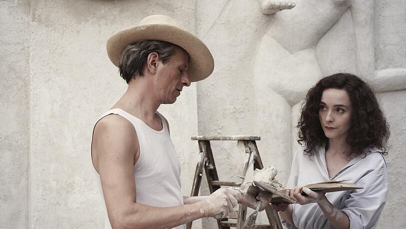 Leonora Carrington (Olivia Vinall) und Max Ernst (Alexander Scheer) verbindet die Kunst und die Liebe. Leonora Carrington (Olivia Vinall) und Max Ernst (Alexander Scheer) verbindet die Kunst und die Liebe.