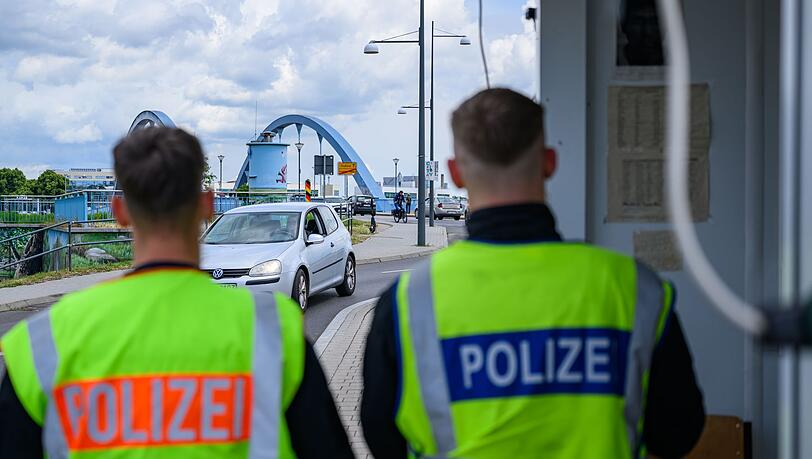 Den Ermittlungsbehörden ist ein Schlag gegen Schleuser gelungen (Symbolbild). Den Ermittlungsbehörden ist ein Schlag gegen Schleuser gelungen (Symbolbild).