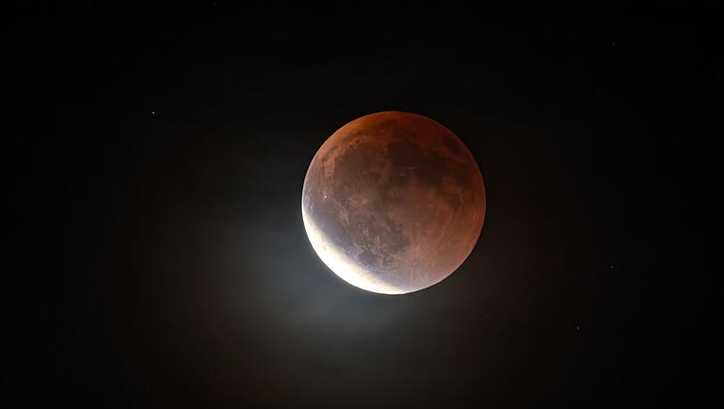 Bei einer partiellen Mondfinsternis verdeckt der Erdschatten den Mond nicht vollst&auml;ndig.