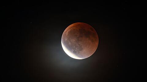 Bei einer partiellen Mondfinsternis verdeckt der Erdschatten den Mond nicht vollst&auml;ndig.