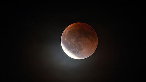 Bei einer partiellen Mondfinsternis verdeckt der Erdschatten den Mond nicht vollst&auml;ndig.