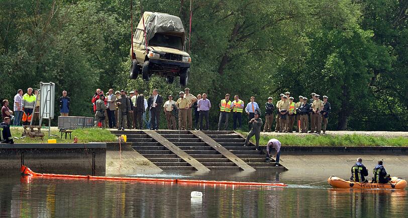 An einem Kran wird das Wohnmobil mit dem toten Ehepaar aus der Donau gehoben. Polizisten haben eine Plane über den Wagen gespannt, um neugierige Blicke abzuhalten.