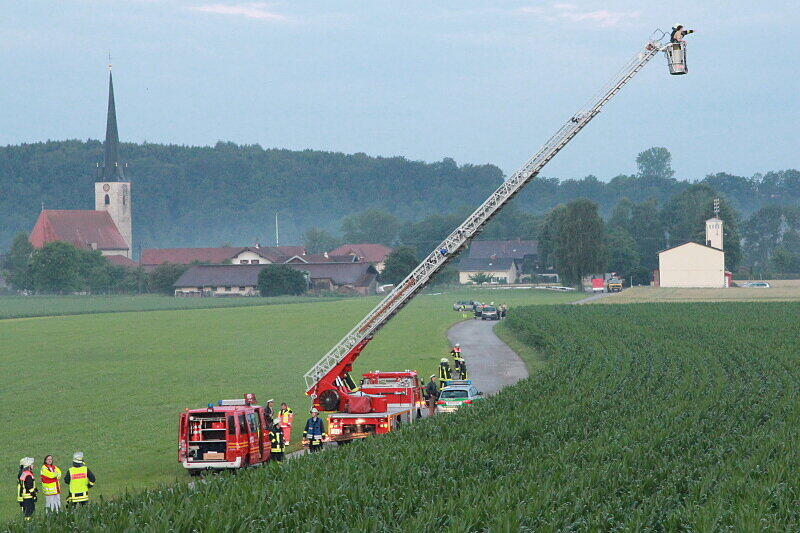 In der Nähe von Traunreut überschlug sich ein Golf in einem Maisfeld. Drei junge Männer wurden in dem Maisfeld entdeckt.