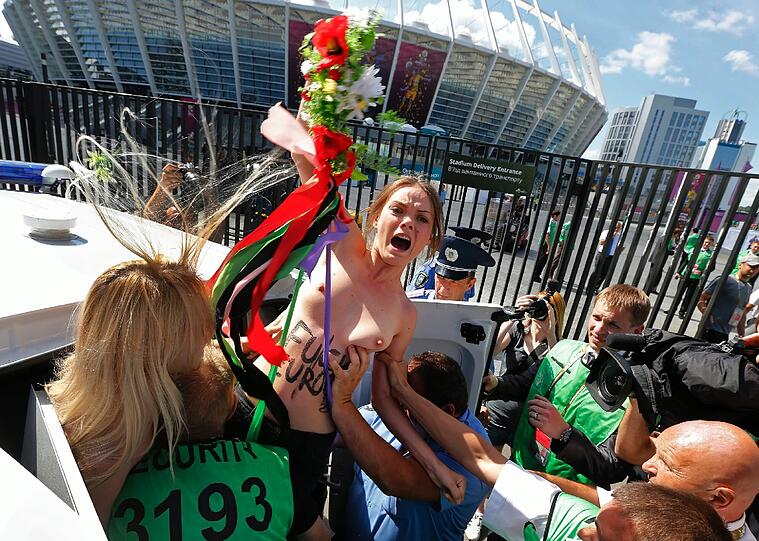 Nackte Tatsachen: Gewohnt freizügig protestierten Anhänger der feministischen Organisation Femen in London während Olympia - diesmal gegen islamistische Regimes und deren Unterstützung durch das olympische Kommitee. Da hatte die englische Polizei alle Hände voll zu tun.
