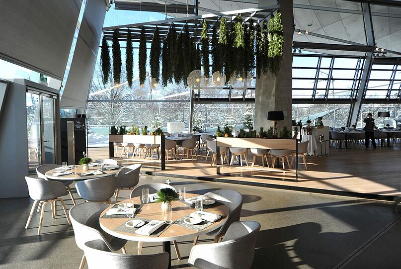 Zu den Freuden auf den Tellern gesellt sich ein fabelhafter Ausblick. Die Verbindung von Brasserie und bayerischer Küche soll nicht nur die Besucher der BMW-Welt anziehen.
