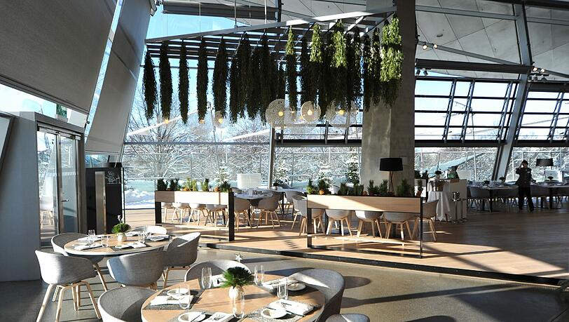 Zu den Freuden auf den Tellern gesellt sich ein fabelhafter Ausblick. Die Verbindung von Brasserie und bayerischer Küche soll nicht nur die Besucher der BMW-Welt anziehen. Zu den Freuden auf den Tellern gesellt sich ein fabelhafter Ausblick. Die Verbindung von Brasserie und bayerischer Küche soll nicht nur die Besucher der BMW-Welt anziehen.