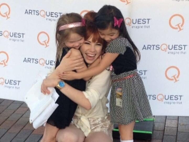 Carly Rae Jepsen lässt sich von zwei kleinen Fans umarmen