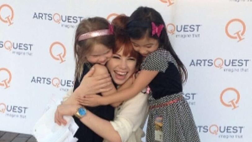 Carly Rae Jepsen lässt sich von zwei kleinen Fans umarmen Carly Rae Jepsen lässt sich von zwei kleinen Fans umarmen