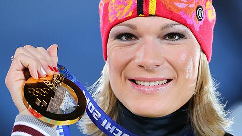 Maria Höfl-Riesch freut sich über ihre Goldmedaille bei der Super-Kombination in Sotschi 2014.