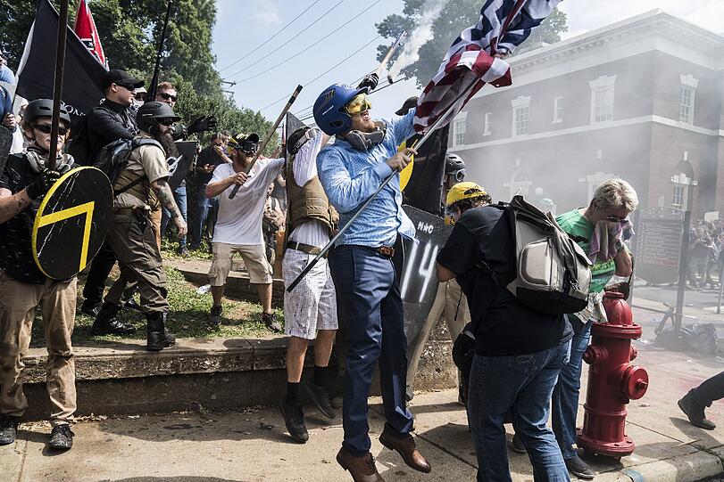 Gewalteskalation zwischen Rechten und Gegendemonstranten in den USA. Die Bilder.