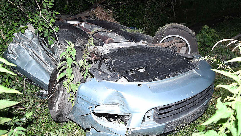 Bei dem Frontalcrash wurden beide Autos völlig zerstört und die Fahrer teils schwer verletzt.
