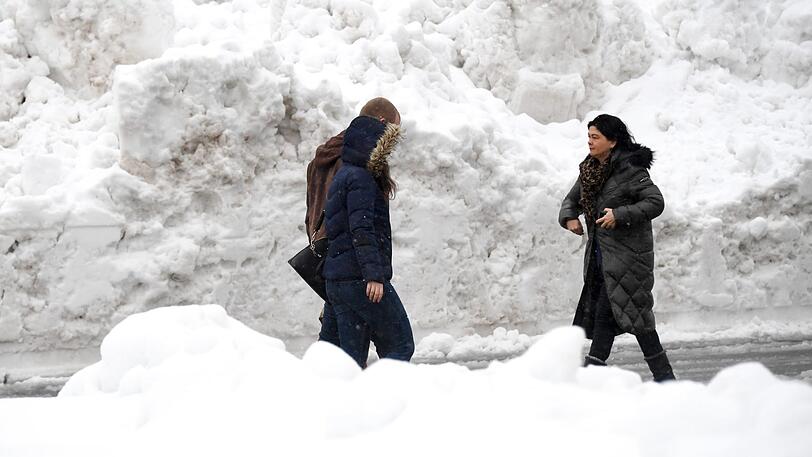 Nach einem der schneereichsten Wochenenden der vergangenen Jahre gönnt der Winter den Menschen im südlichen Bayern nur eine kurze Atempause - so wie hier in Traunstein...