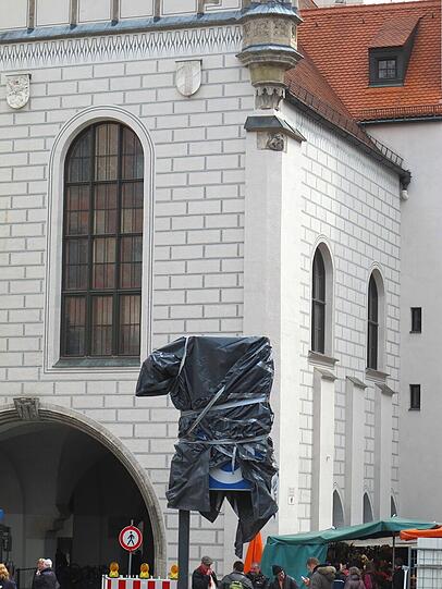 AZ-Leser Djordje Matkovic hat die "Verhüllungskunst" am Montag vor dem Rathaus fotografiert.