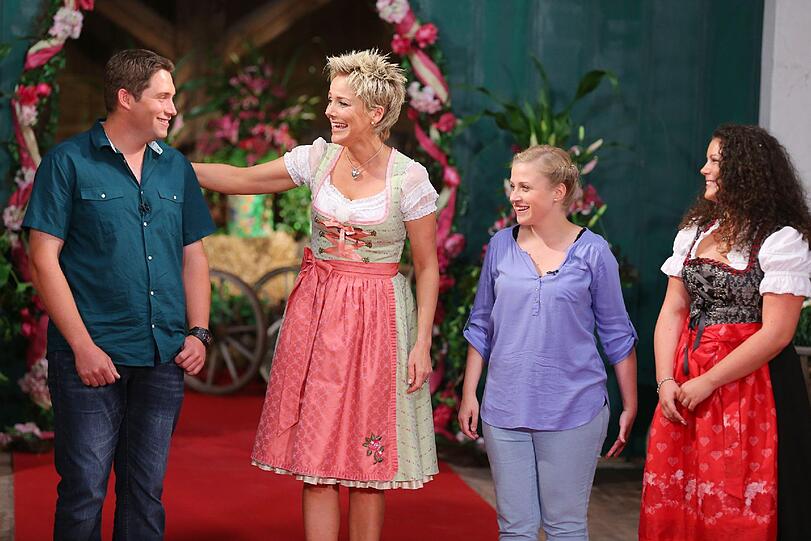 Bauer und Bienenzüchter Guy, Moderatorin Inka Bause und die potenziellen Herzdamen Vivien und Victoria