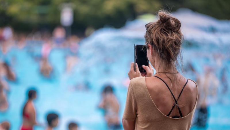 Eine junge Frau fotografiert mit ihrem Handy im Prinzenbad. Eine junge Frau fotografiert mit ihrem Handy im Prinzenbad.