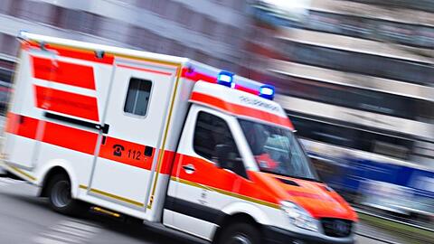 Die Feuerwehr übernahm die Reanimation und brachte den Mann in eine Klinik. (Symbolbild)