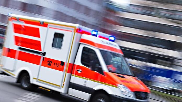 Die Feuerwehr übernahm die Reanimation und brachte den Mann in eine Klinik. (Symbolbild)