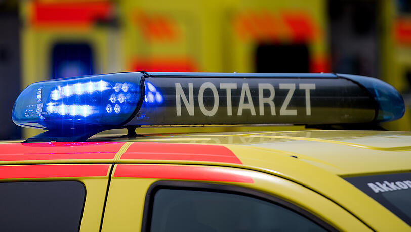 Ein Notarzt führte am Unfallort Reanimationsmaßnahmen durch, doch der 22-Jährige starb. (Symbolbild)
